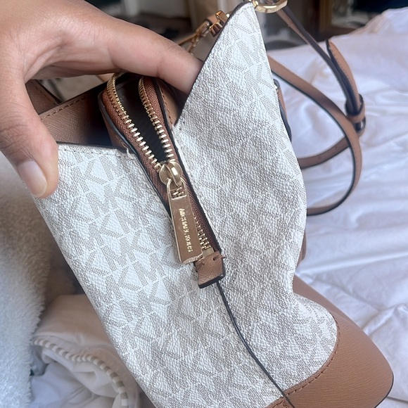 Authentic Michael Kors handbag - Picture 5 of 9